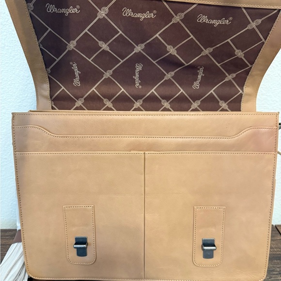 Wrangler Tan Genuine Leather Tooled Travel/Laptop/Messenger Bag *NEW in Package* - Picture 6 of 10